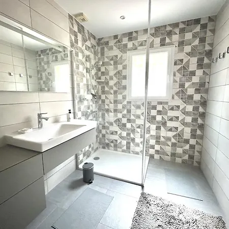 Vila 8 Personnes Avec Piscine *